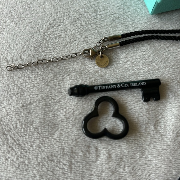 Tiffany & Co. Bone china trefoil key on chain 925 silver clasp, BROKEN pendant - Picture 2 of 5